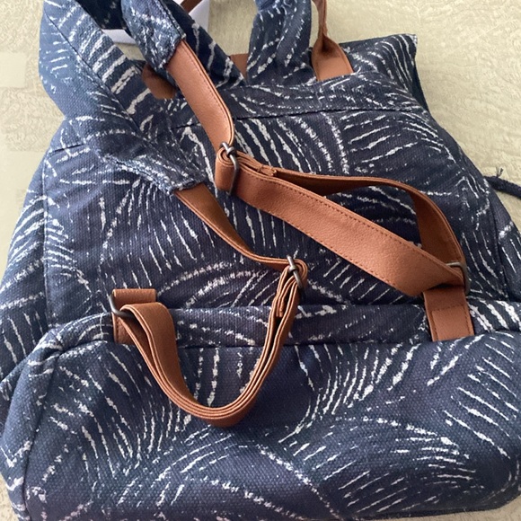 Lu & Elle NWT backpack w/ clip-in wallet (Beachly Exclusive) - Picture 7 of 9